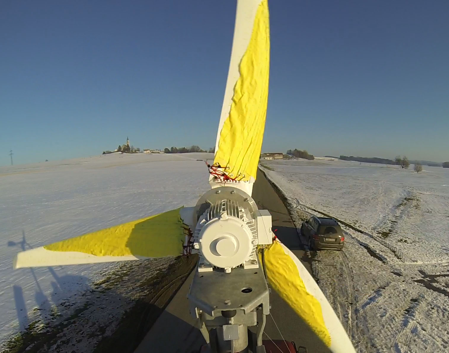 Rotor with aeroflexible cladding, flow attached